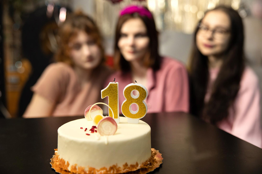 Привітання з 18-річчям дівчині